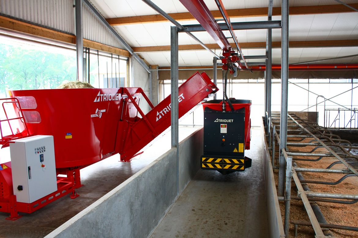 Ce-robot-d'alimentation-se-compose-d'un-stockage-de-fourrage-ou-d'une-cuisine-d'alimentation-avec-un-mélangeur-d'alimentation-stationnaire.