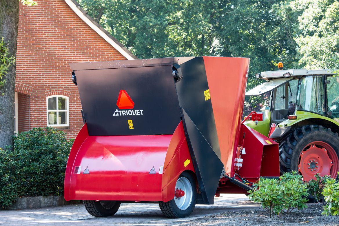 Avec-le-chariot-mélangeur-autochargeuse,-on-peut-faire-basculer-la-nourriture-dans-la-cuve-de-mélange