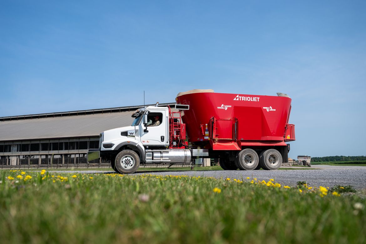 Le-meilleur-mélangeur-automotrice-est-un-mélangeur-à-cuve-d'occasion-monté-sur-un-camion