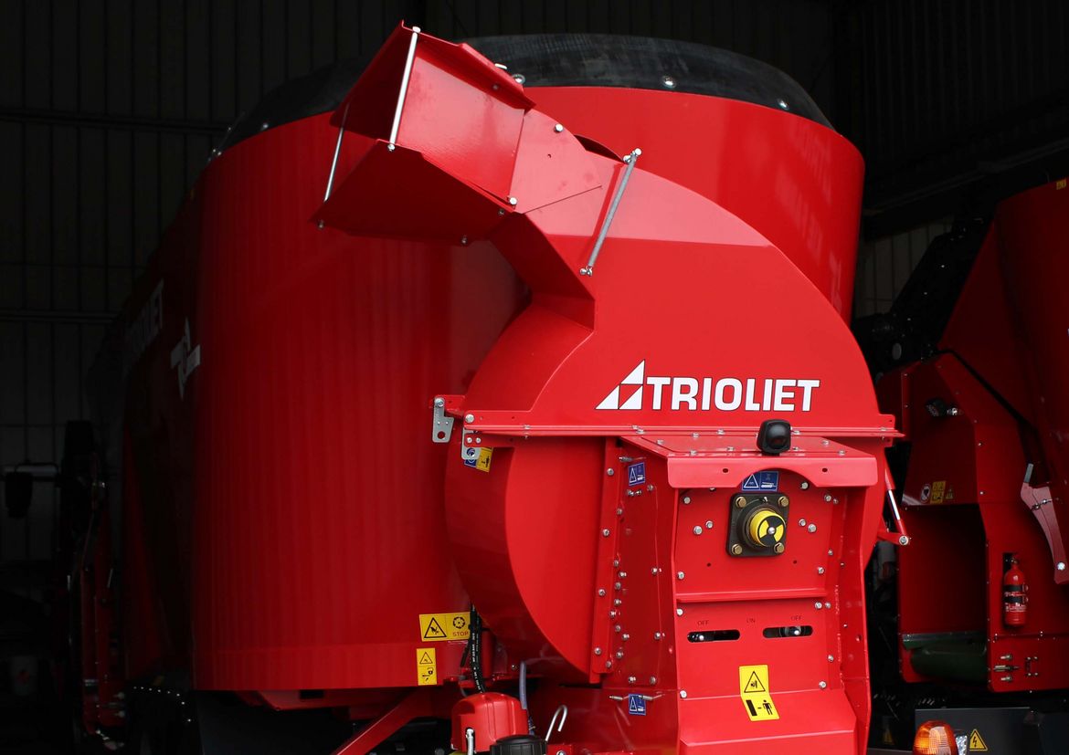 Mélangeur-automatirice-de-seconde-main-avec-ailleuse-pour-l'alimentation-du-bétail