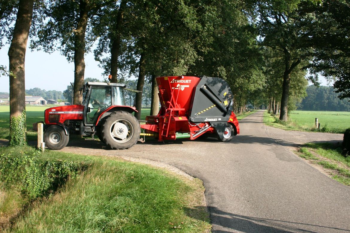 Le-meilleur-mélangeur-autochargeuse-avec-une-excellente-vue-vers-l'arrière-depuis-le-tracteur