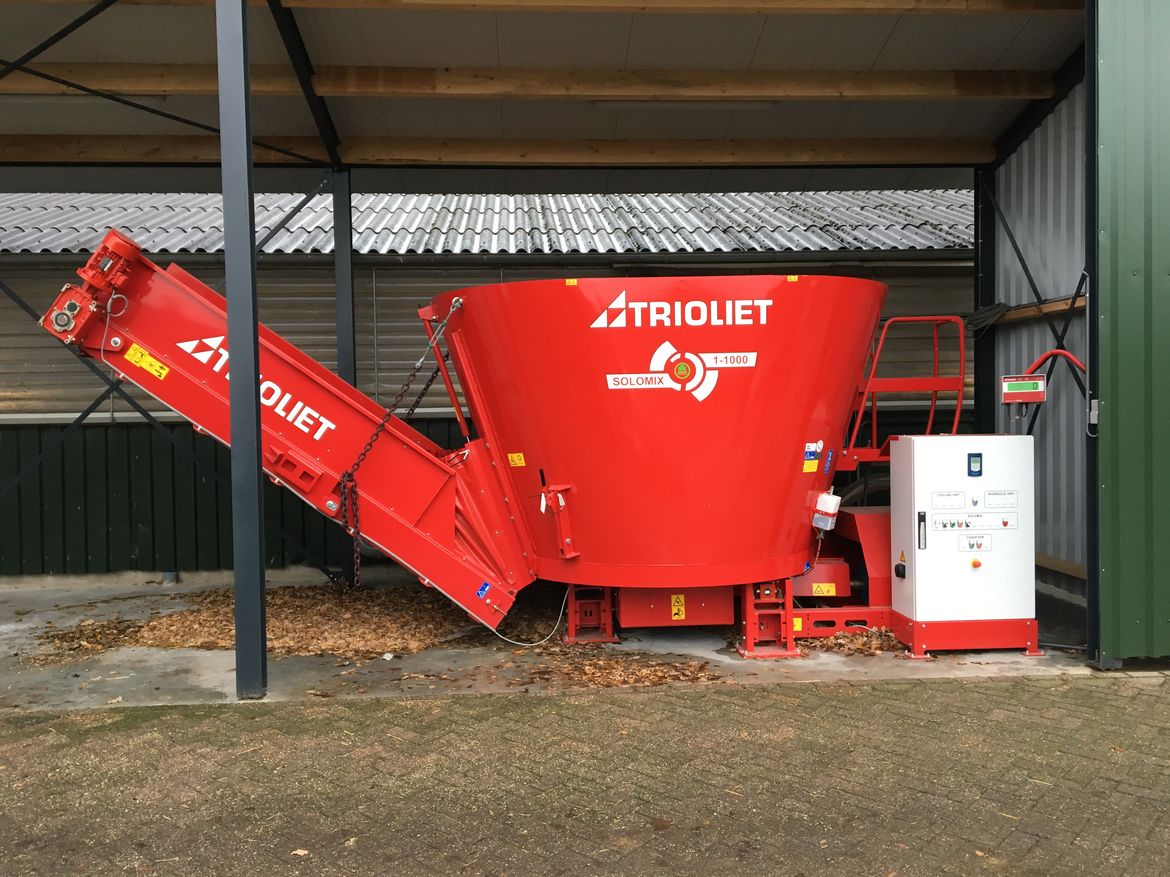 Nourrissez-vos-vaches-et-vos-chèvres-avec-une-mélangeuse-stationnaire-pour-le-silo