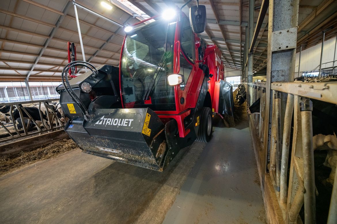 Dans une-ferme-de-viande-vous-avez-besoin-d'un-mélangeur-automotrice-de-Trioliet-pour-nourrir-vos-bovins-ou-vaches