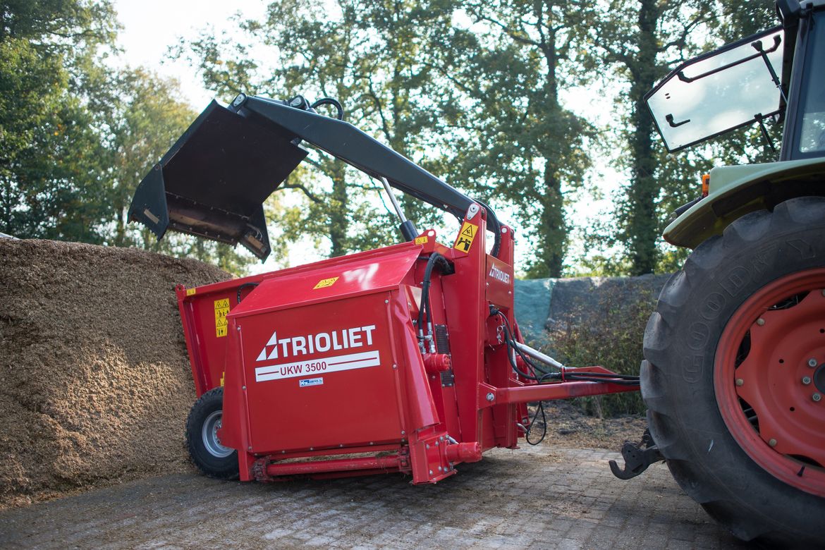 L'UKW-est-un-distributrice-de-fourrage-et-est-idéal-pour-être-utilisé-en-combinaison-avec-un-tracteur-léger.