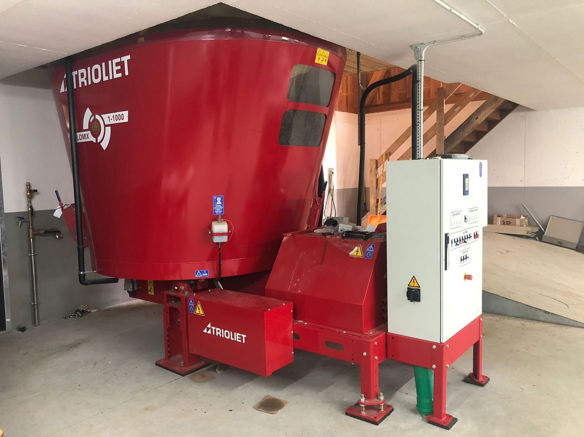 Explorer-cette-mélangeuse-staionnaire-pour-fourrage-ensilé-est-supreme-bonne-machine-agricole