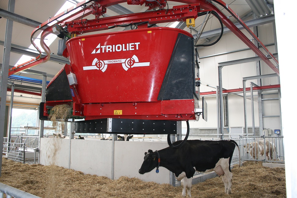L'alimentation-robotique-permet-aux-producteurs-de-lait-et-de-viande-bovine-d'économiser-du-travail-et-du-temps