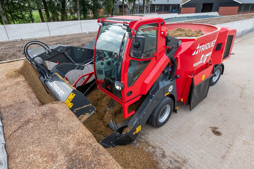 Le-mélangeur-automototrice-pour-bétail-Triotrac-peut-couper-et-charger-beaucoup-d'ensilage-d'herbe-par-minute