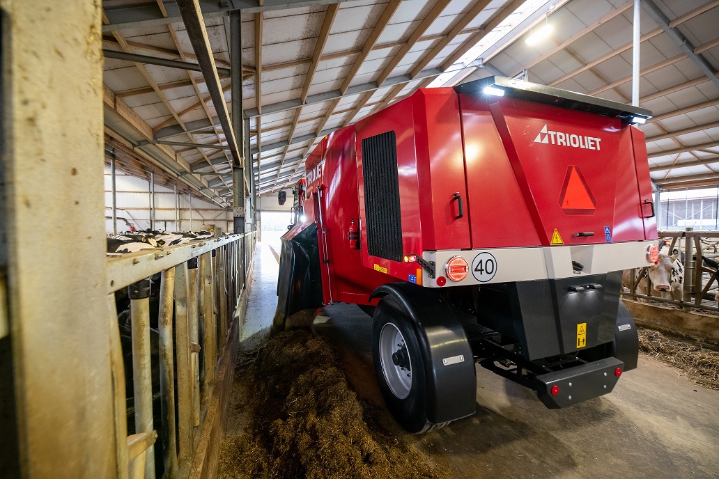 Le-système-de-découpe-et-de-chargement-du-mélangeur-automotrice-laisse-la-structure-alimentaire-intacte